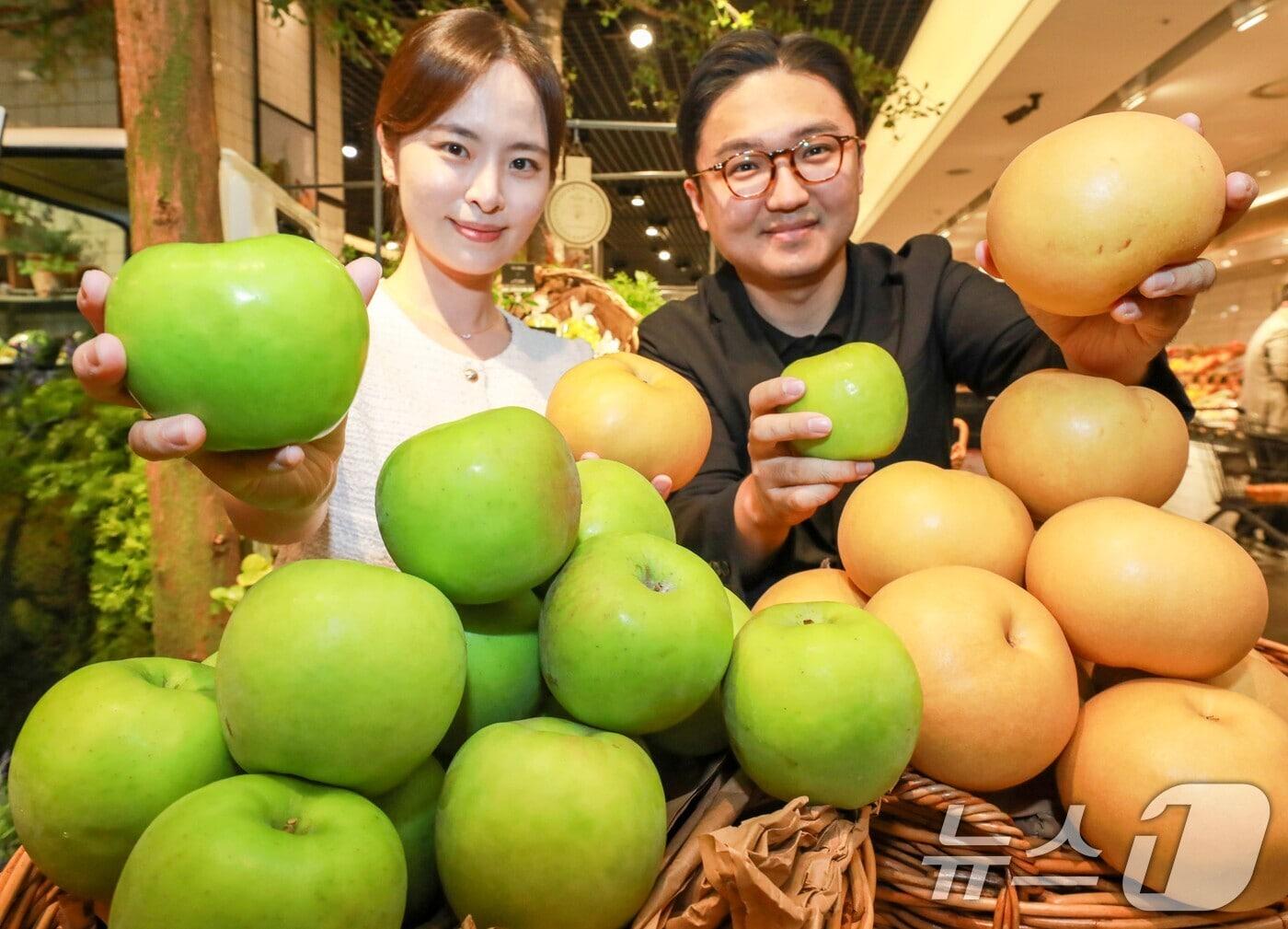본문 이미지 - 29일 오후 서울 강남구 현대백화점 무역센터점 지하 1층 식품관에서 직원들이 올해 첫 수확한 햇사과, 햇배를 소개하고 있다. (사진은 기사 내용과 무관함) / 뉴스1 ⓒ News1