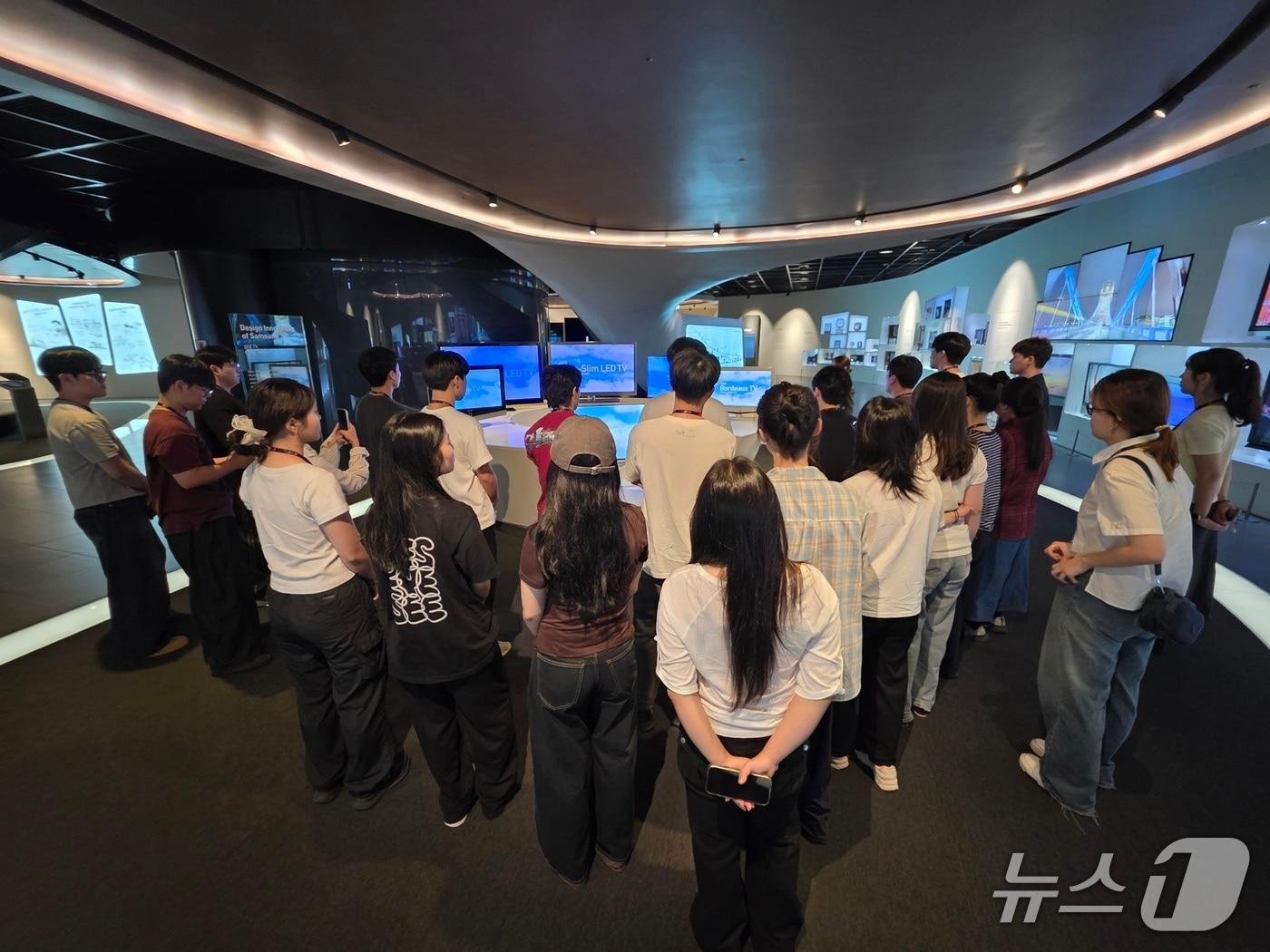 본문 이미지 - 뉴스1 대학생미래포럼에 참가한 대학생들이 29일 오전 경기 수원 삼성전자 삼성이노베이션뮤지엄에서 삼성전자의 디스플레이 역사를 경험하고 있다. 2026.7.29 ⓒ 뉴스1 정윤미 기자