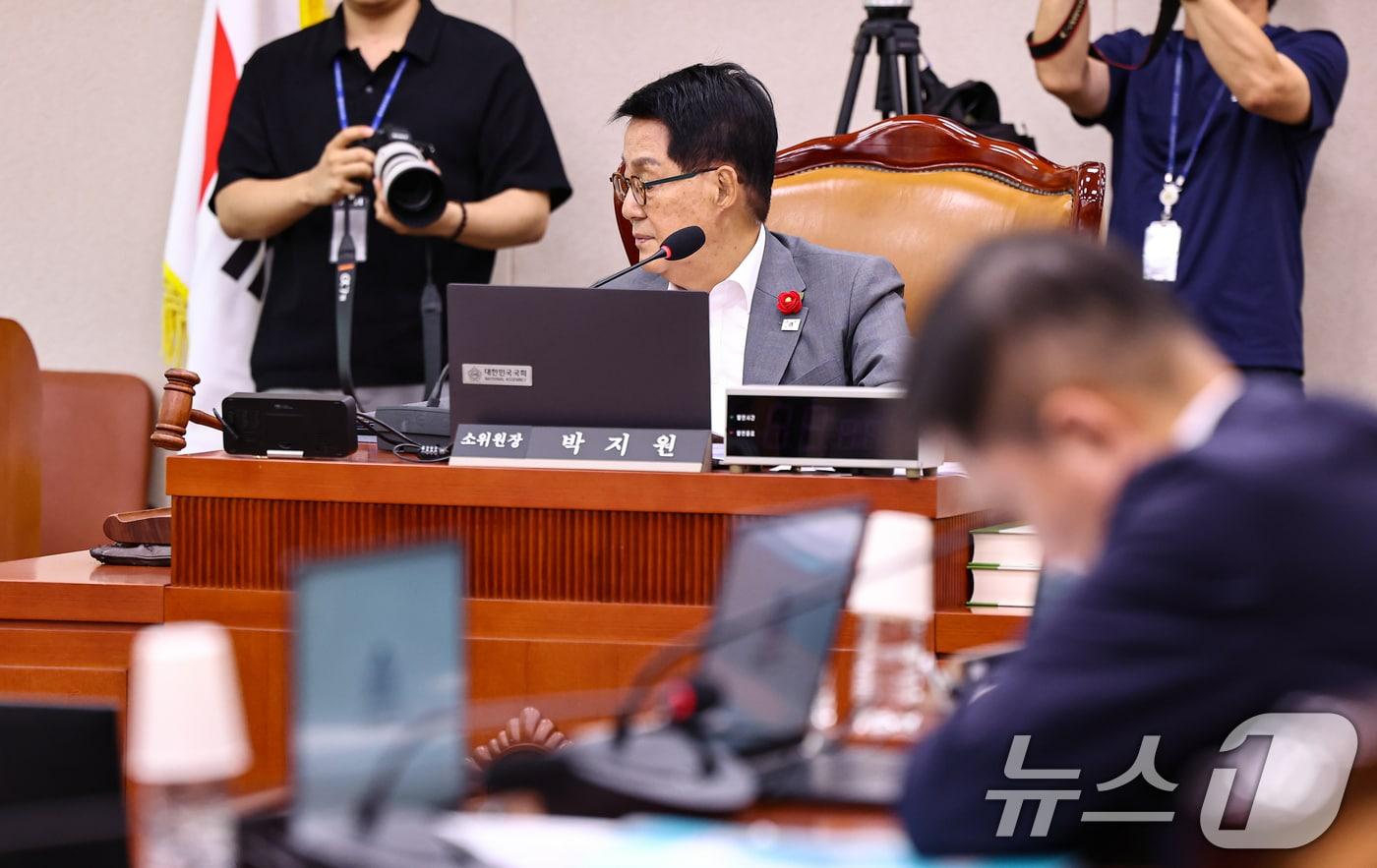 본문 이미지 - 지난 7월 29일 박지원 국회 법사위 안건조정위 소위원장이 회의를 주재하고 있는 모습. 2026.7.29 ⓒ 뉴스1 김도우 기자