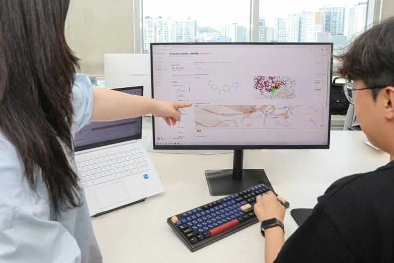본문 이미지 - 동아쏘시오그룹 임직원들이 AI 신약개발 플랫폼 'AIDDP'를 활용하고 있다. (동아쏘시오그룹 제공)