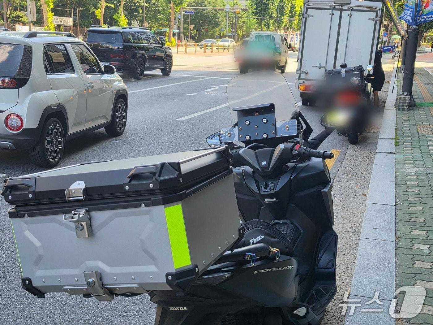 본문 이미지 - 29일 오후 서울 마포구 공덕동의 한 오피스텔 옆 도로에 오토바이와 택배 트럭이 나란히 주차돼 있다. 2026.7.29 ⓒ 뉴스1 권준언 기자