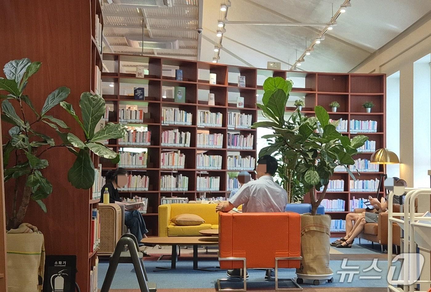본문 이미지 - 29일 서울 중구 손기정문화도서관에서 시민들이 책을 읽는 모습. 2026.7.29 ⓒ 뉴스1 신윤하 기자