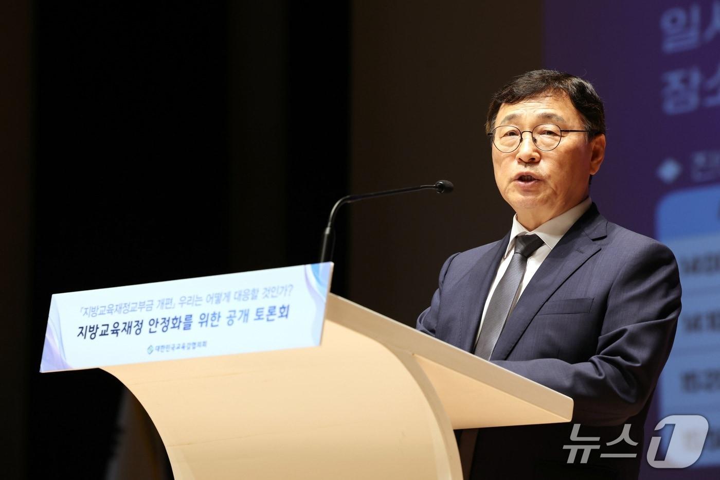 본문 이미지 - 대한민국교육감협의회장인 정근식서울시교육감이 29일 서울시교육청에서 '지방교육재정 안정화를 위한 공개토론회'를 열고 발언하고 있다.(서울시교육청 제공)
