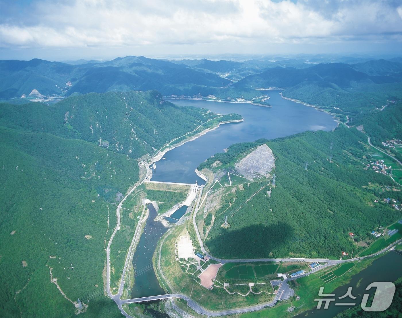 본문 이미지 - 보령댐이 충남 서부권 유일의 광역상수원으로 산업과 생활, 관광을 뒷받침하며 지역 발전의 핵심 기반 역할을 하고 있다.  (한국수자원공사 제공·재판매 및 DB금지)/뉴스1
