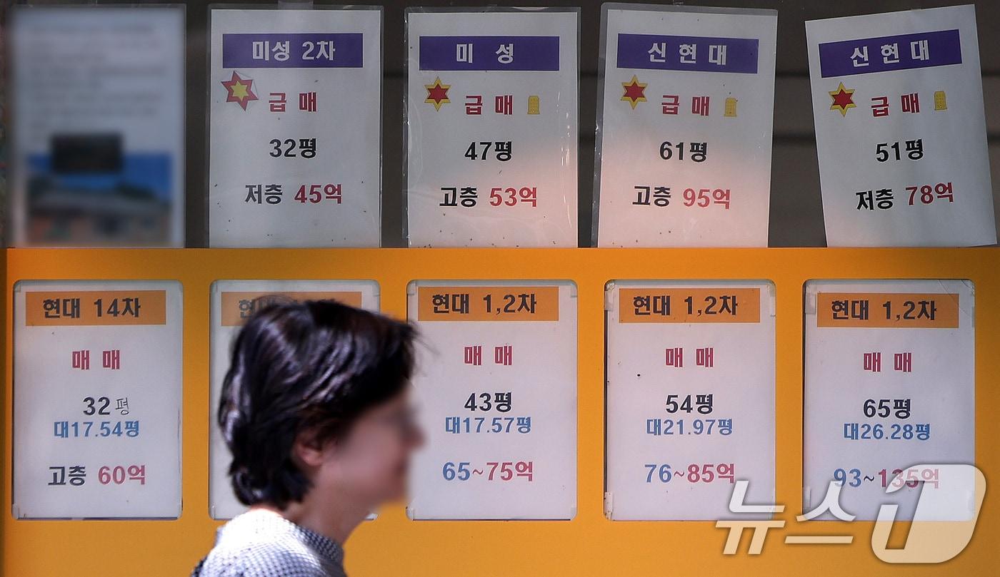본문 이미지 - 29일 서울 강남구의 한 부동산 중개업소에 아파트 매물 정보가 게시돼 있다. 2026.7.29 ⓒ 뉴스1 박지혜 기자
