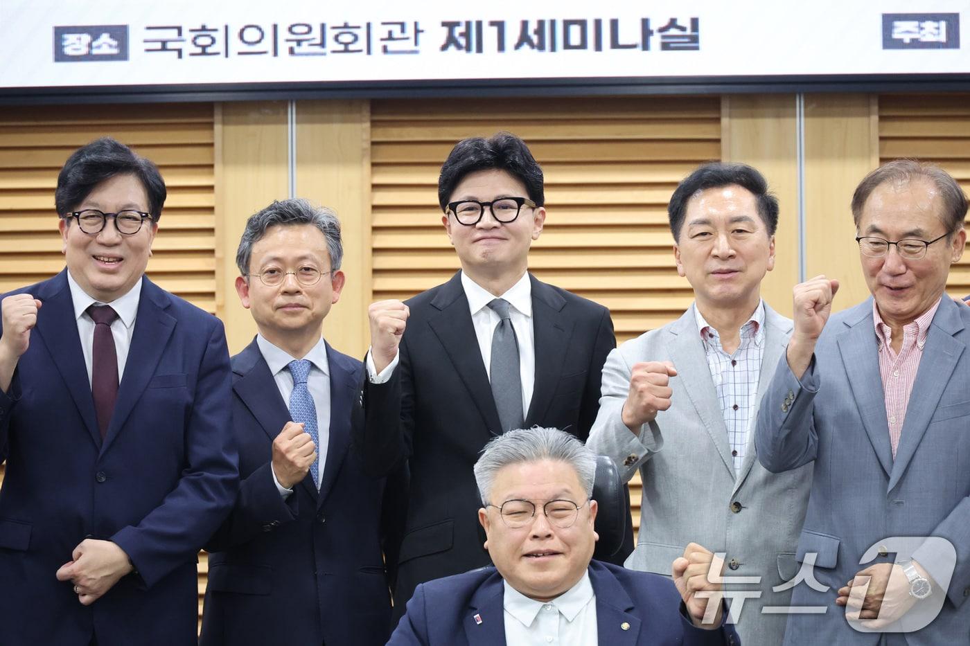 본문 이미지 - 한동훈 무소속 의원이 29일 서울 여의도 국회 의원회관에서 열린 ‘보완수사 금지, 기어이 범죄자의 편에 설 것인가’ 토론회에서 김기현 전 국민의힘 대표(오른쪽에서 2번째) 등 참석자들과 기념 촬영을 하고 있다. 2026.7.29 ⓒ 뉴스1 신웅수 기자