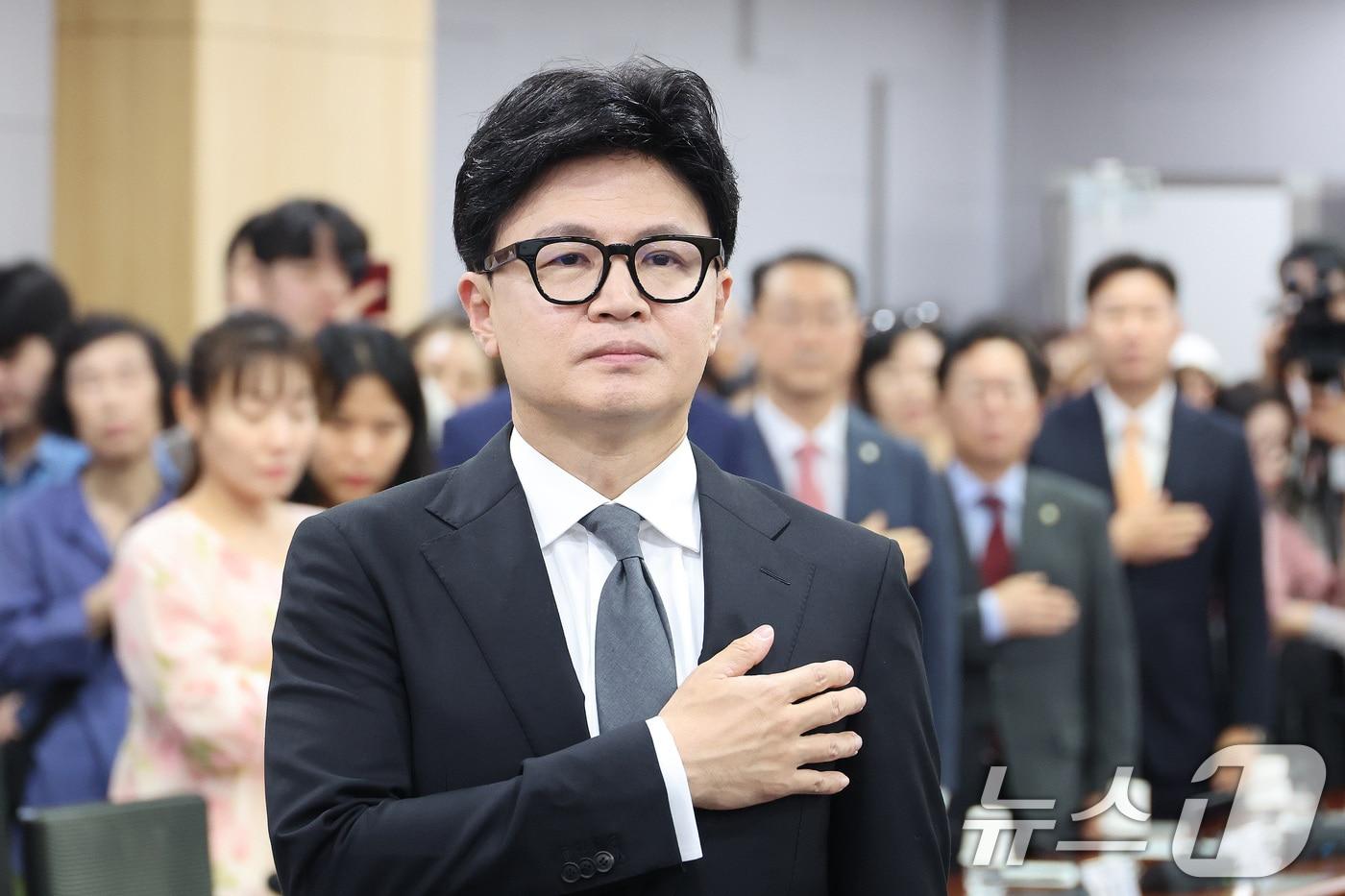 본문 이미지 - 한동훈 무소속 의원이 지난 29일 서울 여의도 국회 의원회관에서 열린 ‘보완수사 금지, 기어이 범죄자의 편에 설 것인가’ 토론회에서 국민의례를 하고 있다. 2026.7.29 ⓒ 뉴스1 신웅수 기자