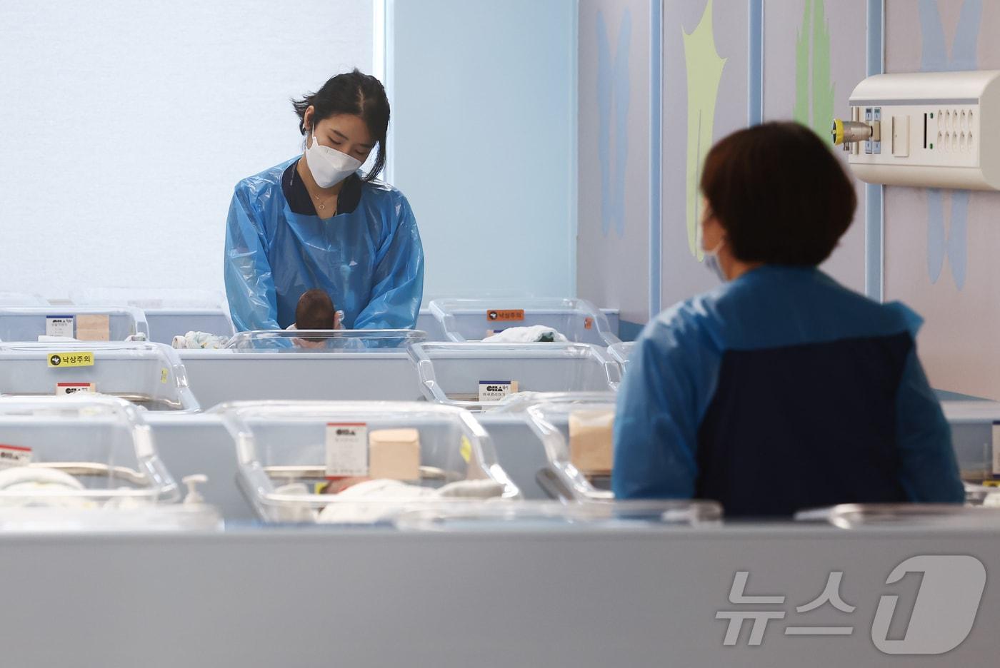 본문 이미지 - 경기 고양시 차의과학대학교 일산차병원 신생아실에서 간호사들이 신생아를 돌보고 있다.ⓒ 뉴스1 김민지 기자