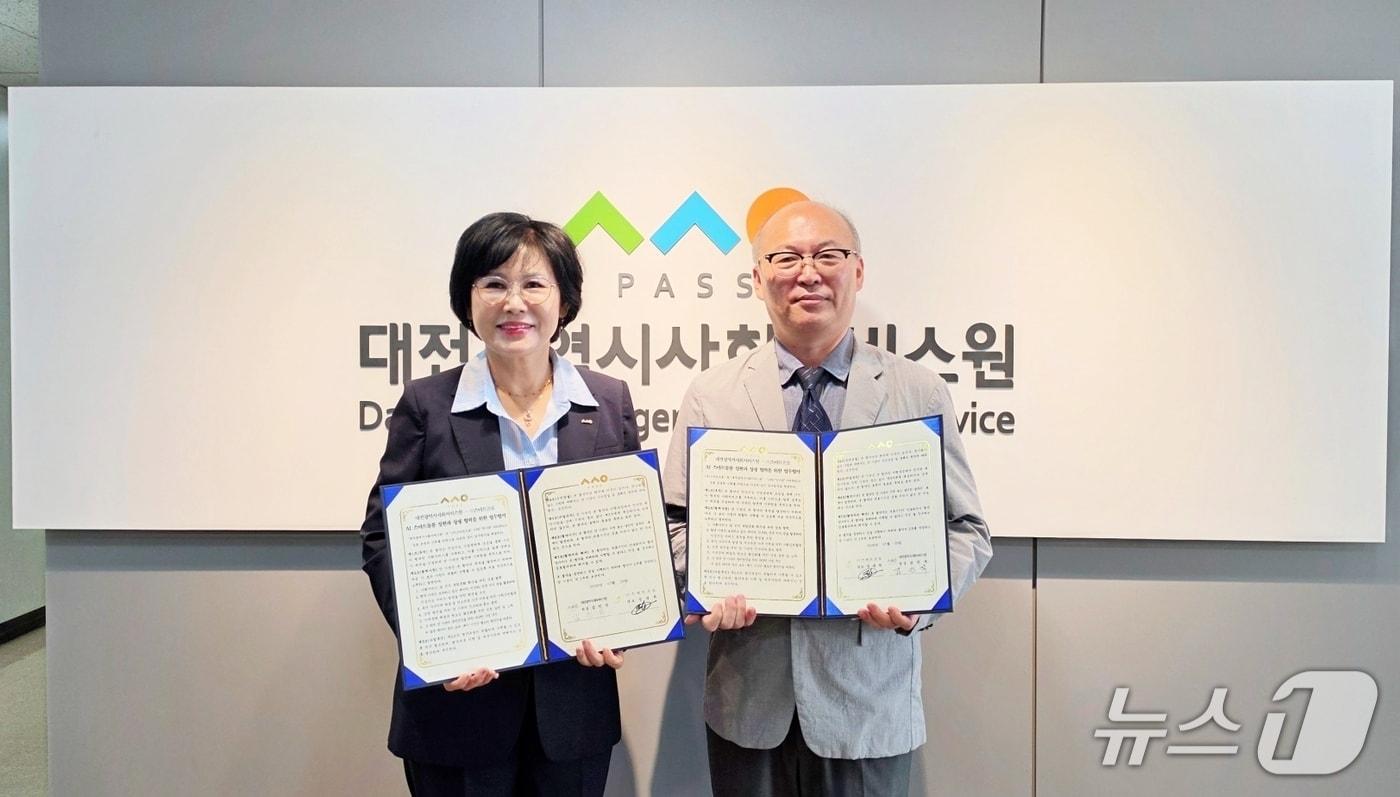본문 이미지 - 김인식 대전시사회서비스원 원장과 정래혁 스마트프로 대표가 업무협약을 체결하고 있다.(대전시사회서비스원 제공. 재판매 및 DB금지)/뉴스1