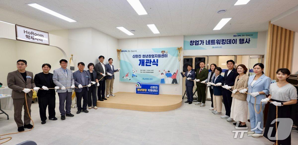 본문 이미지 - 김찬술 대덕구청장이 청년창업지원센터 개관식에 참석했다.(대덕구 제공. 재판매 및 DB금지)/뉴스1
