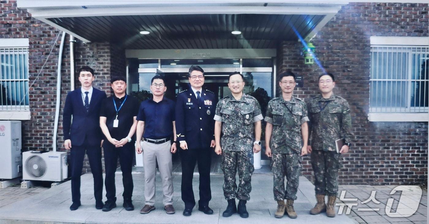 본문 이미지 -  하태영 태안해양경찰서장이  지난 28일 육군제1789 8해안감시기동대대를 방문한 모습. (태안해경 제공, 재판매 및 DB금지) / 뉴스1