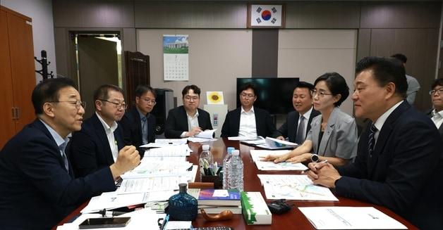 본문 이미지 - 신용한 충북지사가 29일 국토교통부 장관 등을 만나 지역 핵심 현안 해결을 위한 정책·재정적 지원을 요청했다.(충북도 제공. 재판매 및 DB금지)