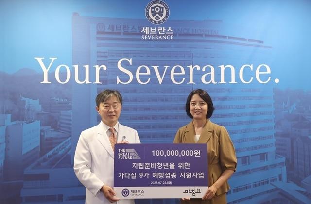 본문 이미지 - 이강영 세브란스병원장(왼쪽)과 이영 사단법인 지속가능발전연구소마침표 이사장이 기념촬영을 하고 있다. (병원 제공)