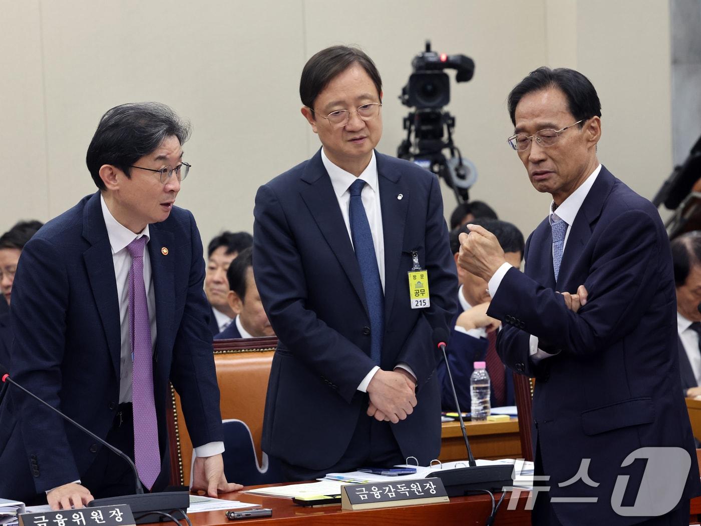 본문 이미지 - 이억원 금융위원장과 이찬진 금감원이 29일 서울 여의도 국회에서 열린 정무위원회 전체회의에서 유동수 정무위원장과 대화를 나누고 있다. 2026.7.29 ⓒ 뉴스1 황기선 기자
