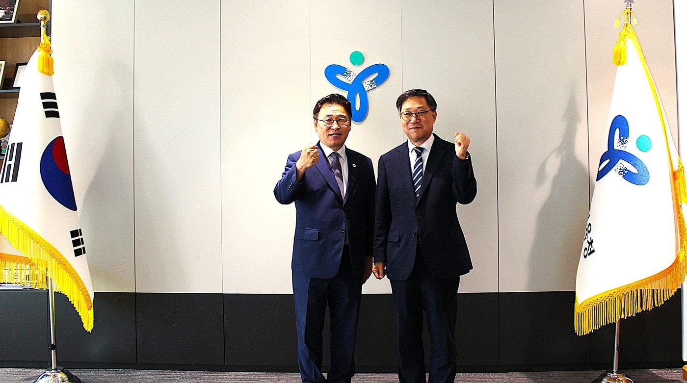 본문 이미지 - 한국생명존중희망재단과 서울시교육청이 자살예방 정책의 현장 실행력을 높이고 청소년 생명존중 문화를 확산하기 위한 협력방안을 논의했다. 정근식 서울시교육감(왼쪽부터)과 정윤순 한국생명존중희망재단 이사장이 기념촬영을 하고 있다.(한국생명존중희망재단 제공)