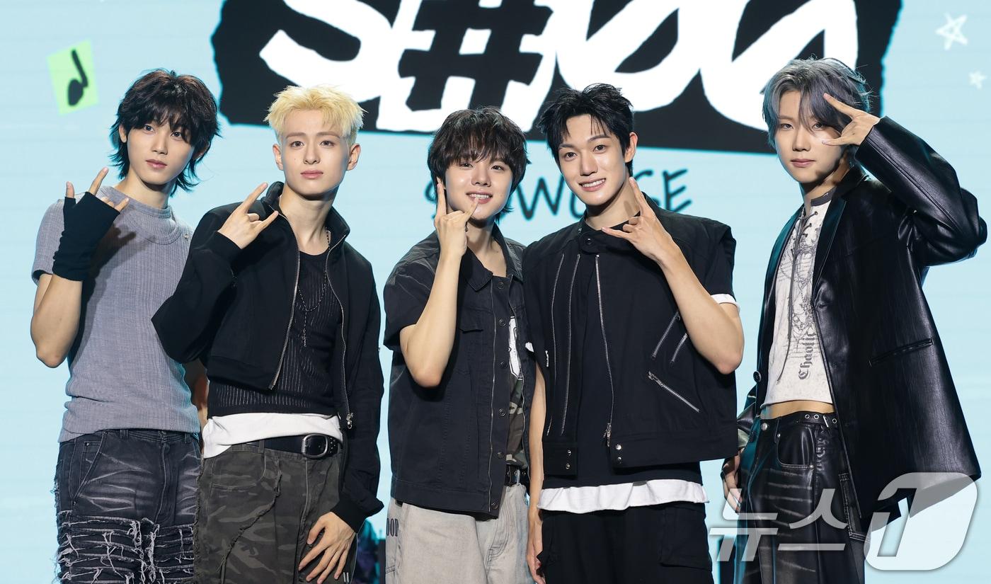 본문 이미지 - 그룹 더윈드(The Wind)의 최한빈(왼쪽부터)과 장현준, 안찬원 타나톤, 박하유찬이 29일 서울 강남구 일지아트홀에서 열린 네 번째 미니앨범 '세컨드 윈드 : S#00(Second Wind : S#00)' 발매 쇼케이스에서 포즈를 취하고 있다. 2026.7.29 ⓒ 뉴스1 권현진 기자