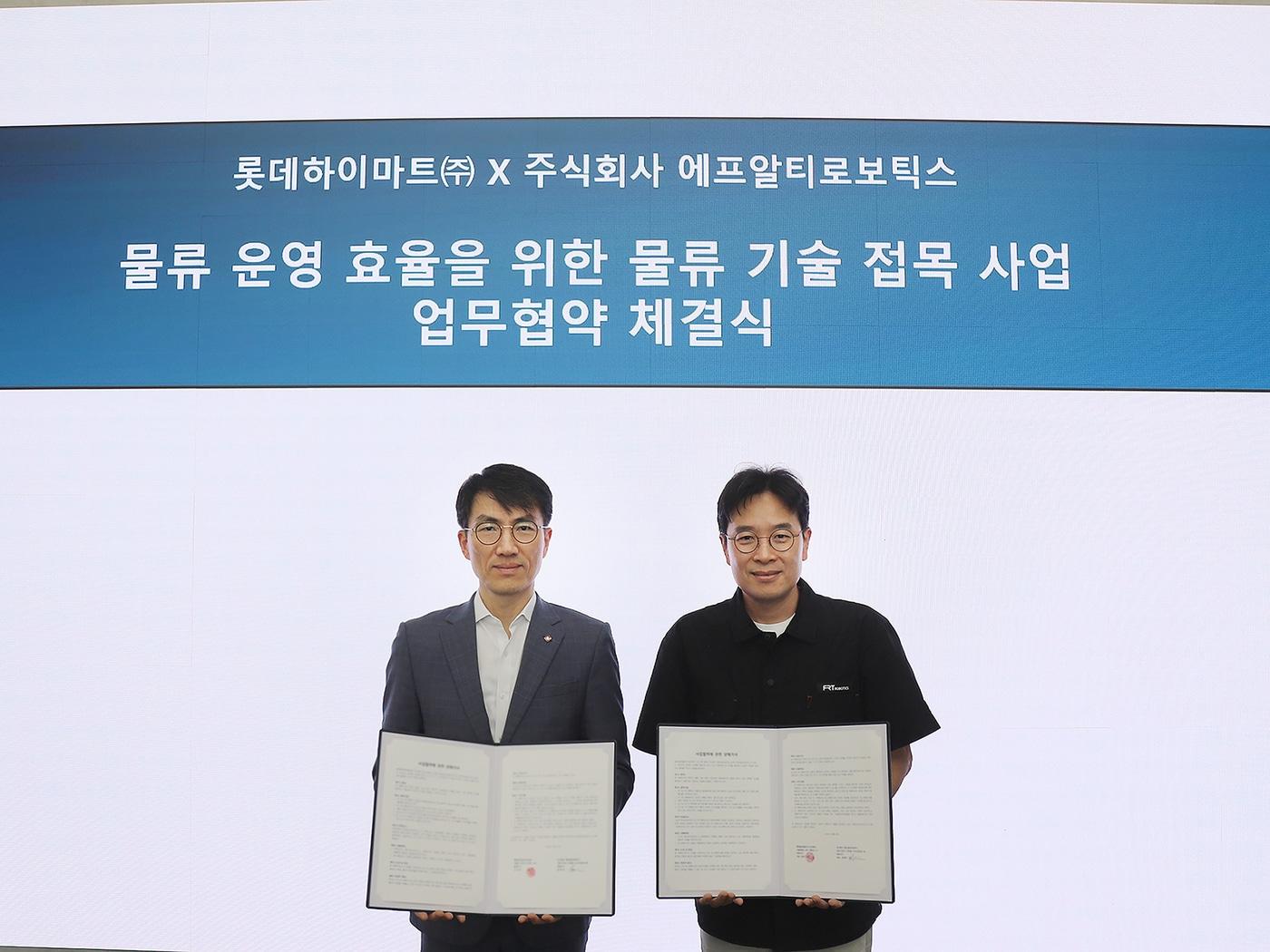 본문 이미지 - 롯데하이마트와 에프알티로보틱스(FRT Robotics)가 AI 기반 '웨어러블 로봇'의 공동 실증 및 상용화를 위한 업무협약(MOU)을 체결했다. 신현채 롯데하이마트 SCM부문장(왼쪽)과 장재호 에프알티로보틱스 대표가 업무협약 후 기념사진을 촬영하고 있는 모습.(롯데하이마트 제공)