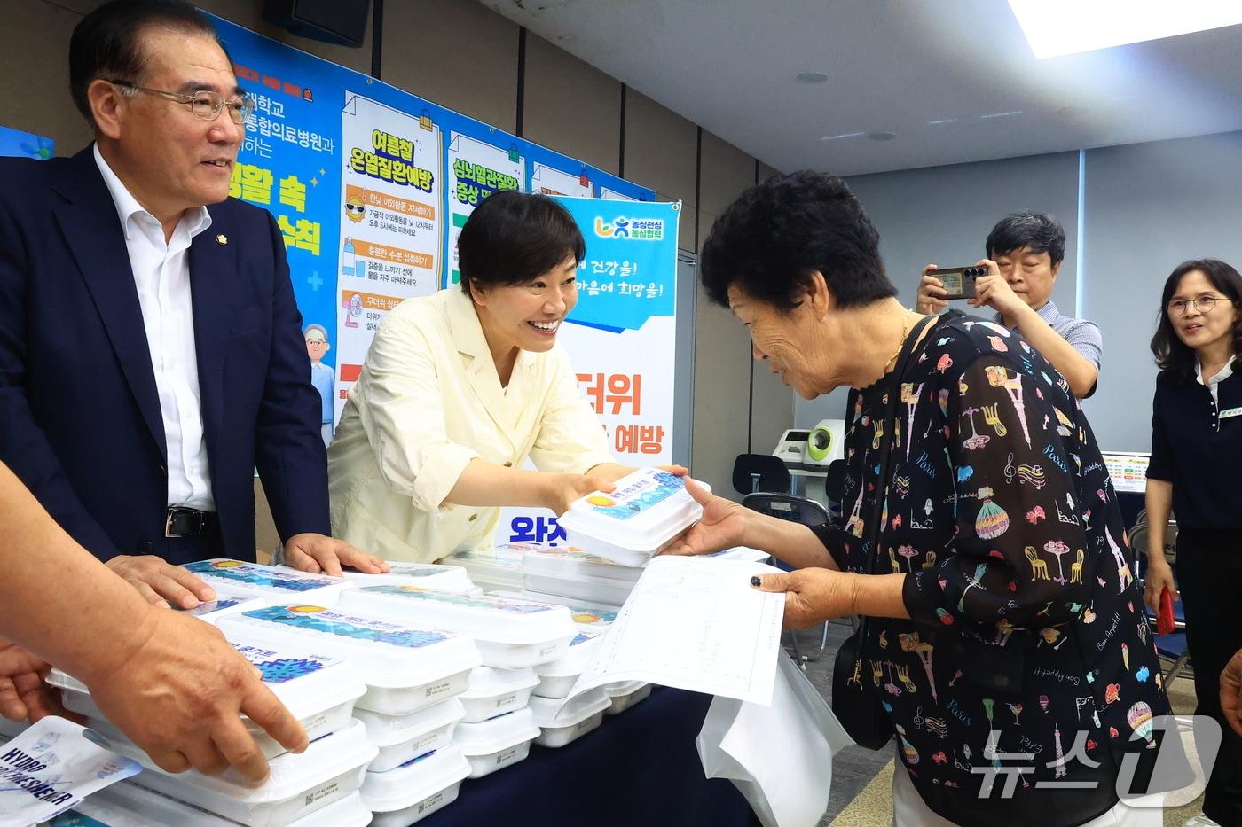 본문 이미지 - 송미령 농림축산식품부 장관은 29일 전남광주통합특별시 함평군 대동면 상강마을과 천지농협을 찾아 폭염 대응 상황을 점검하고, 농업인과 현장 관계자들을 격려했다. (농식품부 제공) /2026.7.29/