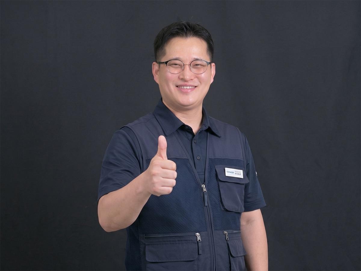 본문 이미지 -  길가에서 고령 어르신의 이상징후를 목격하고 경찰에 신고해 보이스피싱 피해를 예방한 박재춘 코웨이 서비스매니저.  (코웨이 제공)