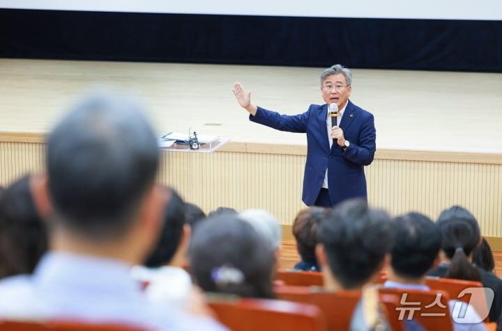 본문 이미지 - 천호성 전북교육감이 29일 도내 학교 관리자들과 연속 간담회를 갖고 시간을 가졌다. 사진은 초등 교장들과 간담회 모습.(전북교육청 제공, 재판매 및 DB 금지)/뉴스1