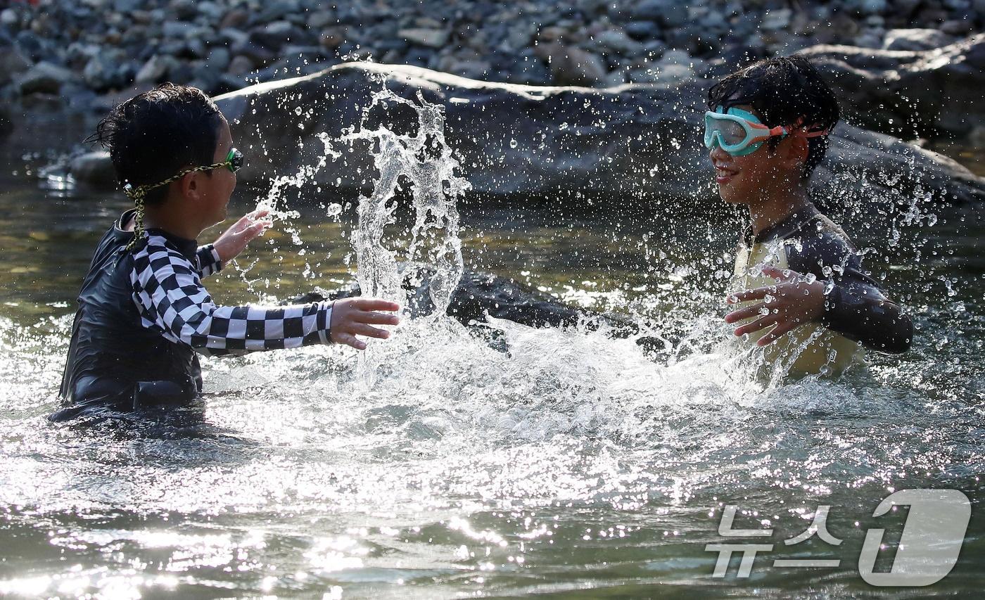 본문 이미지 - 경남 양산에 폭염중대경보가 발효된 29일 양산 원동면 배내골 계곡을 찾은 어린이들이 물놀이를 하며 더위를 식히고 있다. 이날 양산은 낮 최고 기온이 40.3도까지 올라 올해 최고 기온을 기록했다. 2026.7.29 ⓒ 뉴스1 윤일지 기자