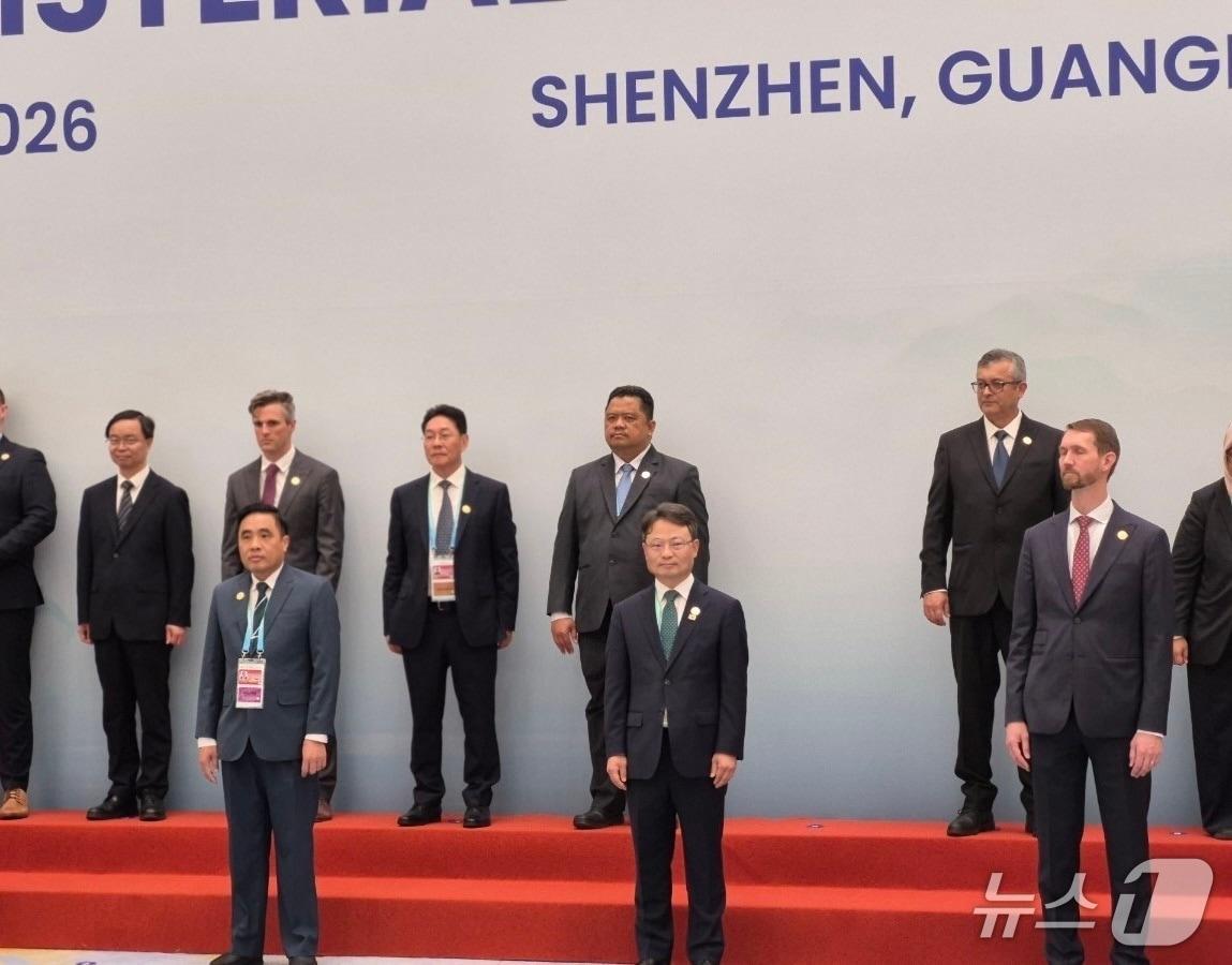 본문 이미지 - 박은식 산림청장(앞줄 가운데)이 APEC 제6차 산림장관회의에서 기념사진을 촬영하고 있다(산림청 제공·재판매 및 DB금지)/뉴스1