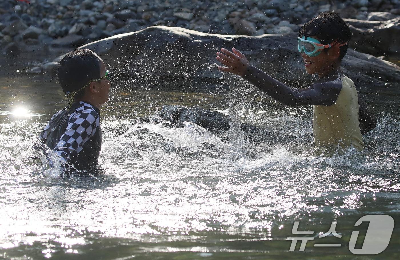 본문 이미지 - 경남 양산에 폭염중대경보가 발효된 29일 양산 원동면 배내골 계곡을 찾은 어린이들이 물놀이를 하며 더위를 식히고 있다. 이날 양산은 낮 최고 기온이 40.3도까지 올라 올해 최고 기온을 기록했다. 2026.7.29 ⓒ 뉴스1 윤일지 기자