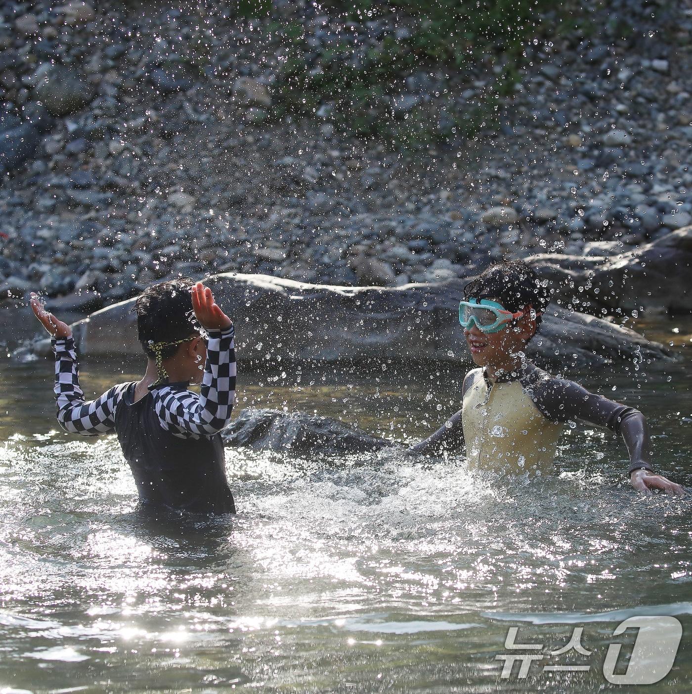 본문 이미지 - 경남 양산에 폭염중대경보가 발효된 날 양산 원동면 배내골 계곡을 찾은 어린이들이 물놀이를 하며 더위를 식히고 있다. 2026.7.29 ⓒ 뉴스1 윤일지 기자