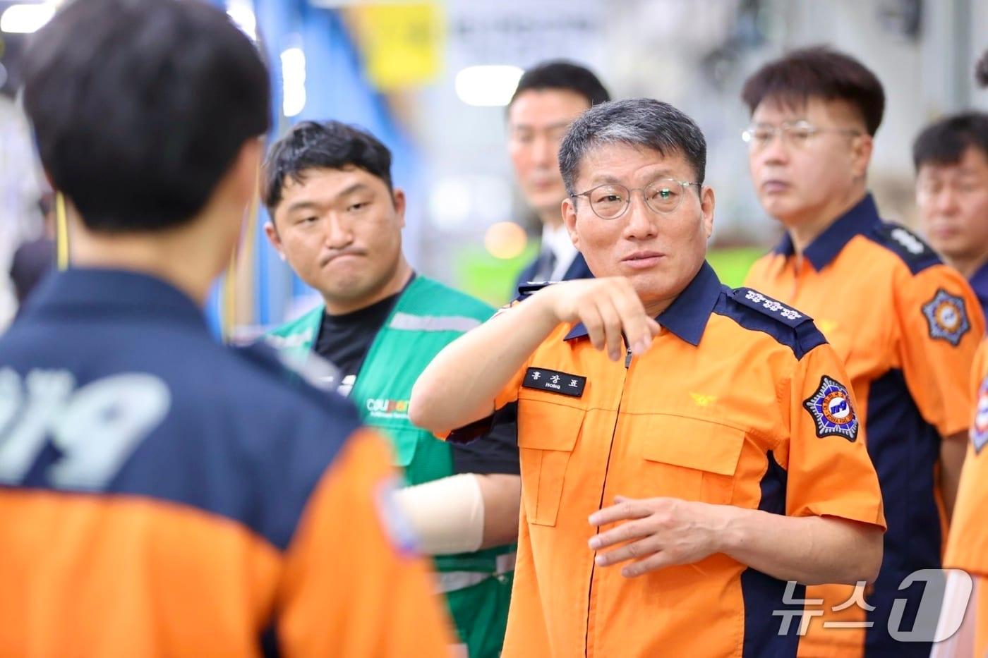 본문 이미지 - 홍장표 경기도소방재난본부장이 29일 화성시 쿠팡 동탄물류센터를 방문해 화재 예방 실태를 점검하고 현장 안전지도를 실시하고 있다. (경기소방 제공. 재판매 및 DB 금지) 2026.7.29/뉴스1  
