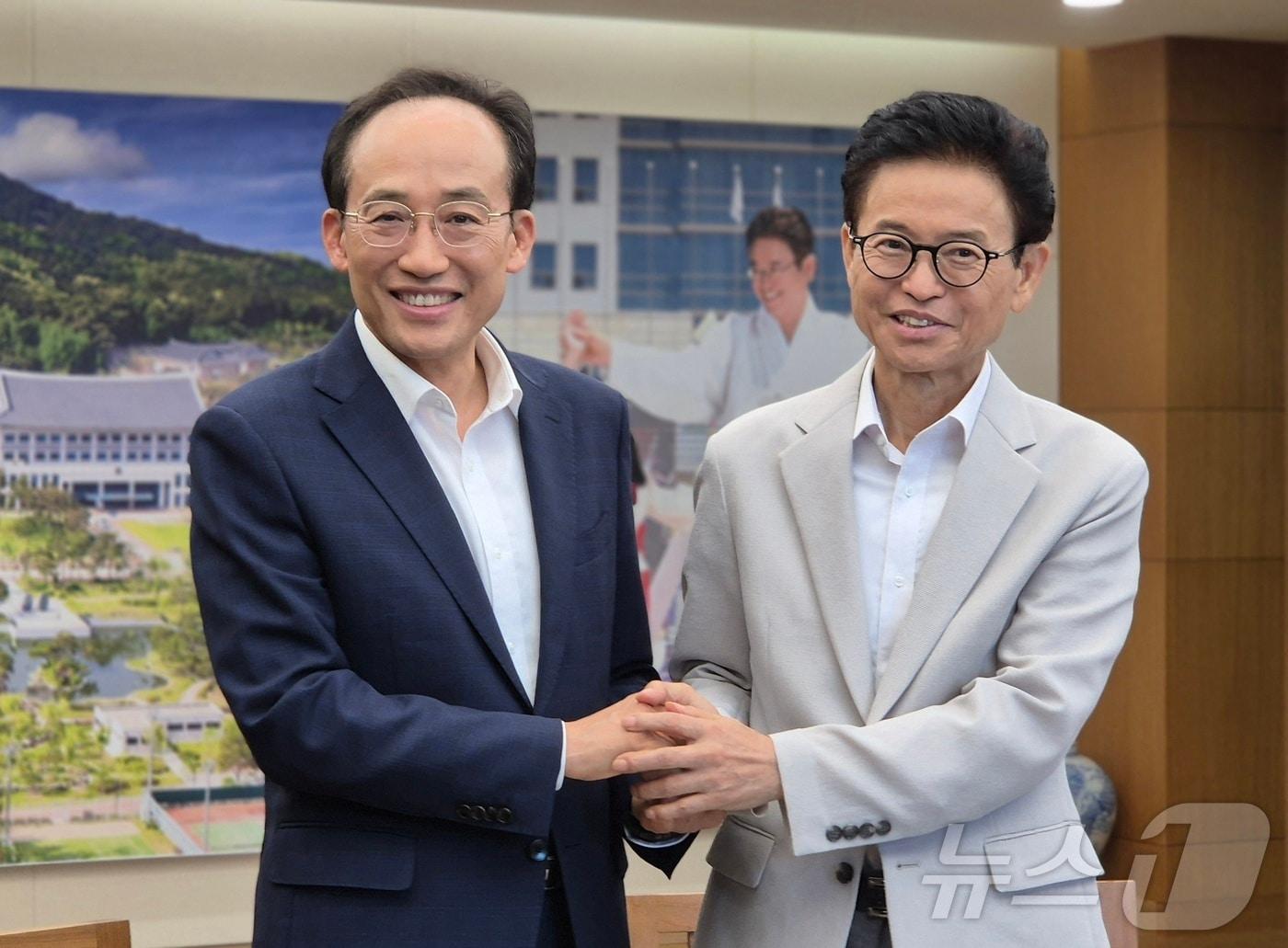 본문 이미지 - 경북도는 29일 오후 도청에서 이철우 지사와 추경호 대구시장이 민선 9기 출범 이후 첫 공식 회동을 하고 대구경북신공항과 행정통합, 2차 공공기관 이전 등 지역 현안을 논의했다./뉴스1