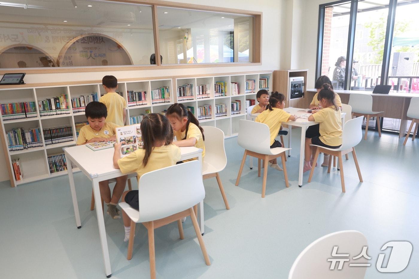 본문 이미지 - 육군본부와 육군 제12보병사단이 29일 강원도 인제군 최전방 군인가족들의 복지와 정주여건과 양육 부담을 개선하기 위해 '서화·천도 키즈카페'를 개장했다. 2026.7.29./ⓒ 뉴스1(육군 제공)