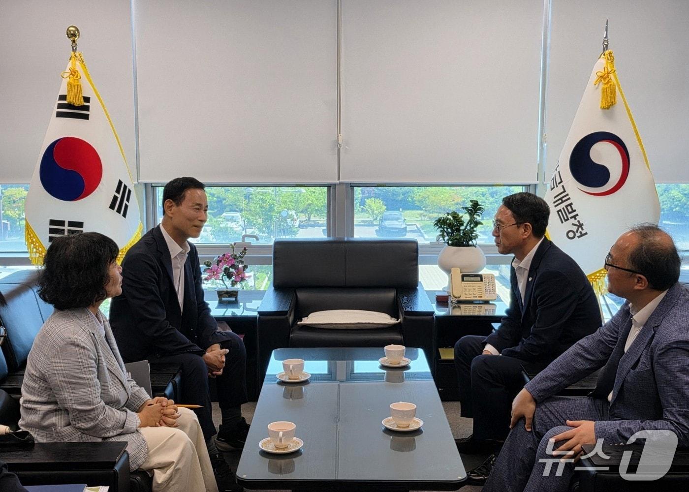 본문 이미지 - 29일 문성요 새만금개발청장(오른쪽)과 최정호 익산시장이 만나 면담하고 있다.(익산시 제공. 재판매 및 DB 금지)