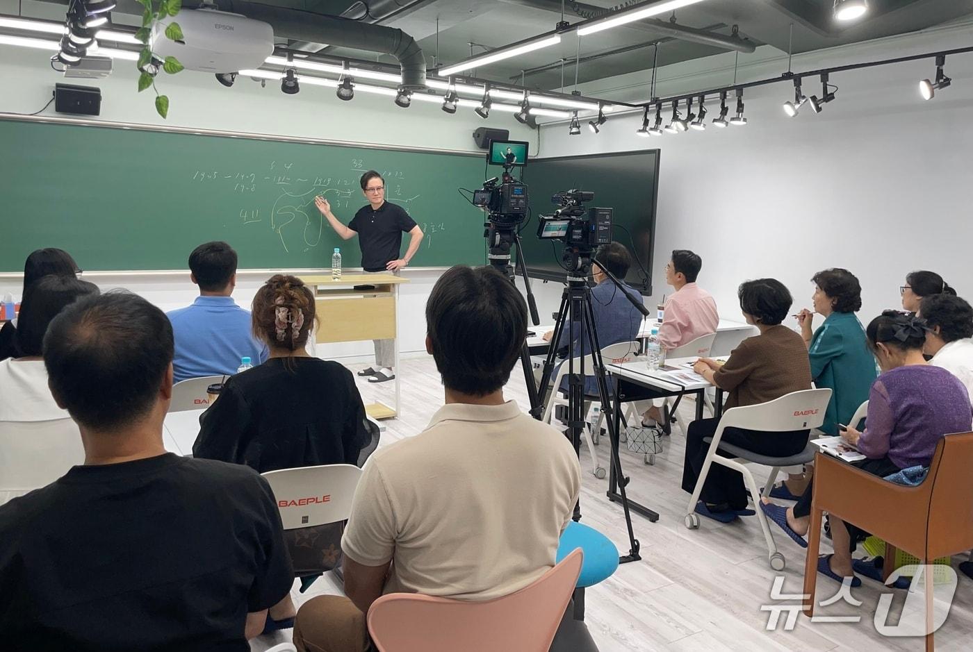 본문 이미지 - 남북하나재단은 광복절을 앞두고 방송인 썬킴(가운데)과 함께하는 역사 강연을 열고 탈북민(북향민)들과 남북의 역사 인식을 공유하는 자리를 마련했다고 29일 밝혔다.(남북하나재단 제공).