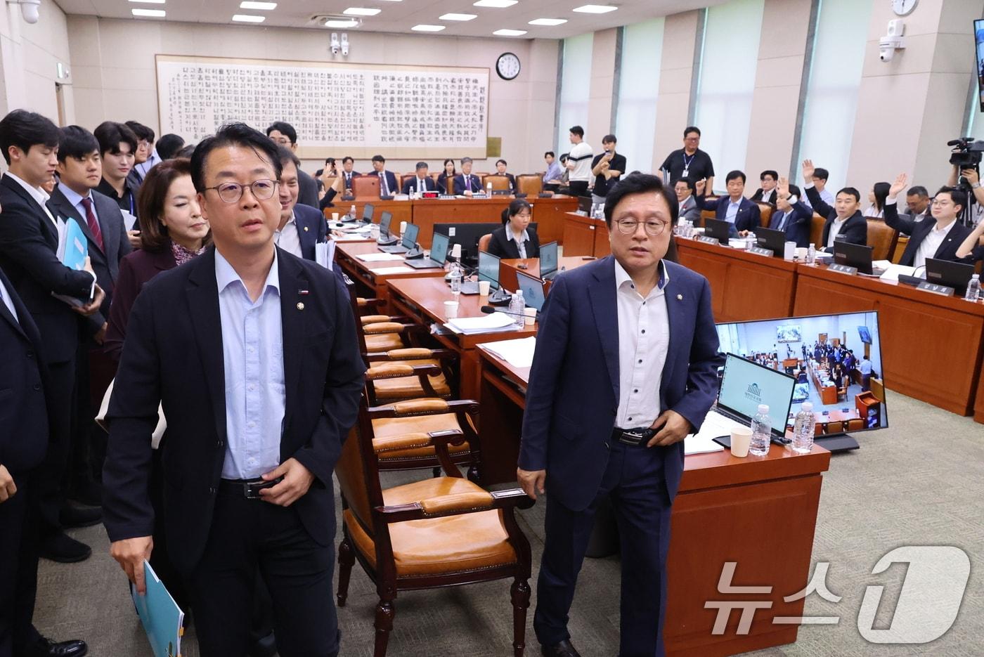 본문 이미지 - 국민의힘 의원들이 29일 서울 여의도 국회에서 열린 법제사법위원회 전체회의에서 형사소송법 개정안 처리에 항의하며 퇴장하고 있다. 2026.7.29 ⓒ 뉴스1 신웅수 기자