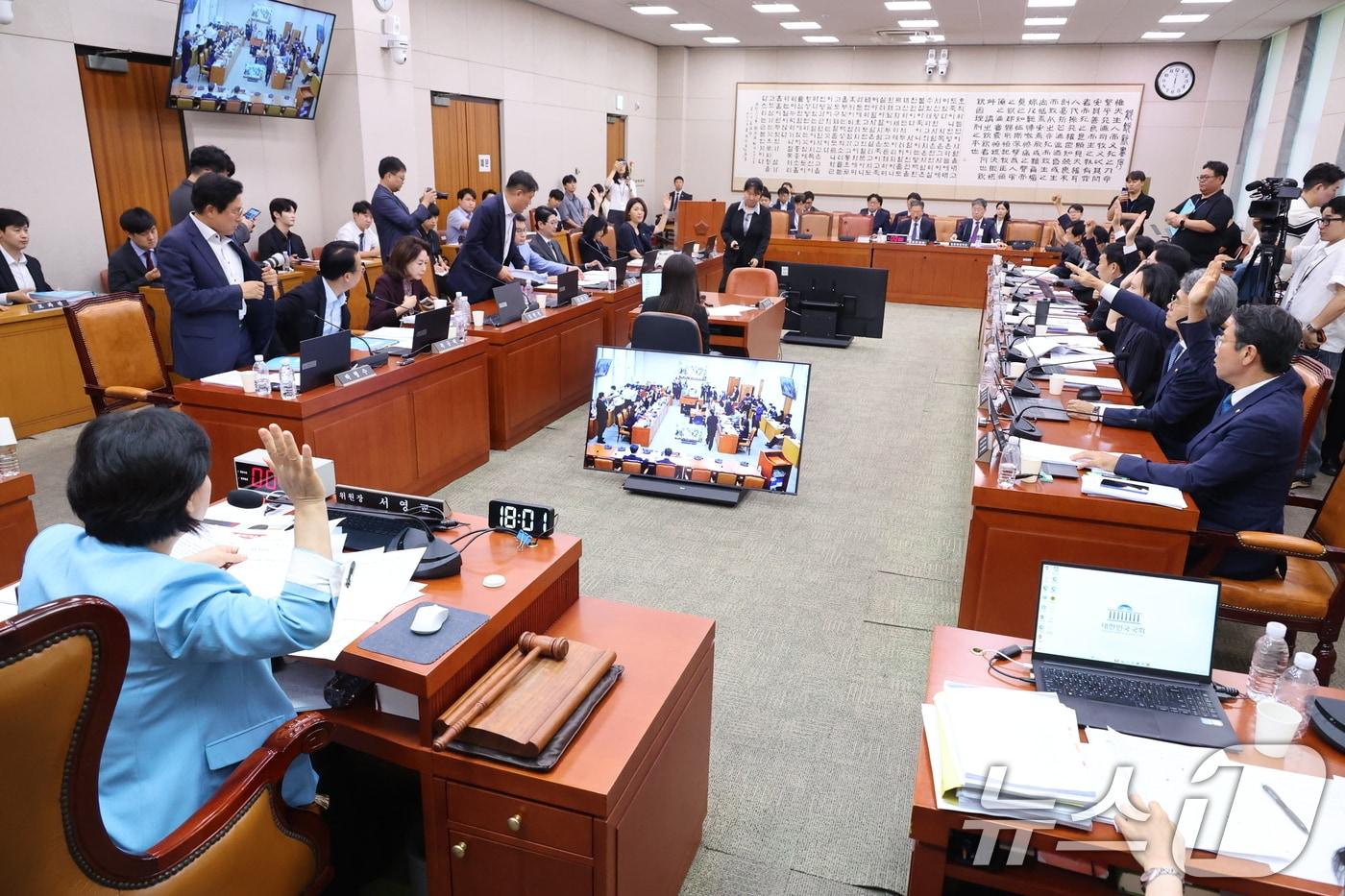 본문 이미지 - 29일 서울 여의도 국회에서 열린 법제사법위원회 전체회의에서 형사소송법 개정안 처리에 항의하며 국민의힘 의원들이 퇴장하기 위해 자리에서 일어서고 있다. 2026.7.29 ⓒ 뉴스1 신웅수 기자