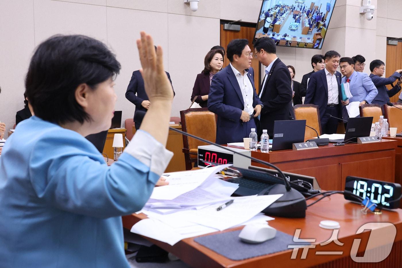 본문 이미지 - 29일 서울 여의도 국회에서 열린 법제사법위원회 전체회의에서 형사소송법 개정안에 대한 토론 종결 투표가 진행되자 국민의힘 의원들이 퇴장하고 있다. 2026.7.29 ⓒ 뉴스1 신웅수 기자