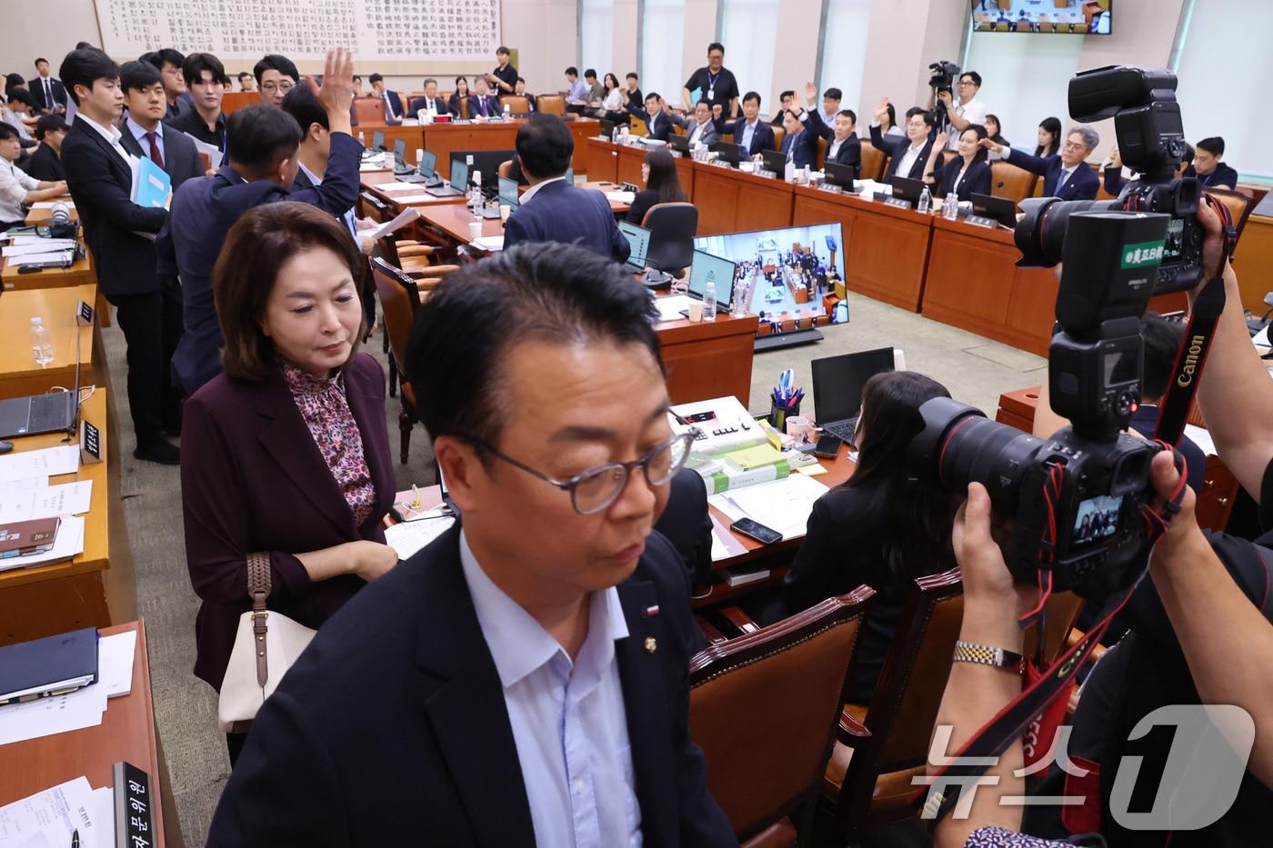 본문 이미지 - 지난 29일 서울 여의도 국회에서 열린 법제사법위원회 전체회의에서 형사소송법 개정안에 대한 토론 종결 투표가 진행되자 국민의힘 의원들이 퇴장하고 있다. 2026.7.29 ⓒ 뉴스1 신웅수 기자
