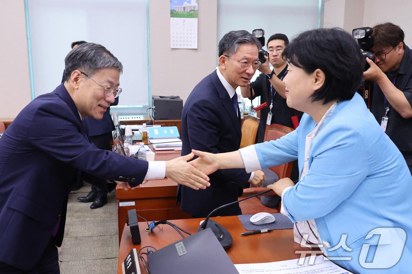 본문 이미지 - 서영교 위원장이 29일 서울 여의도 국회에서 열린 법제사법위원회 전체회의에서 형사소송법 개정안을 통과시킨 후 노경필 법원행정처장, 정성호 법무부 장관과 인사하고 있다. 2026.7.29 ⓒ 뉴스1 신웅수 기자