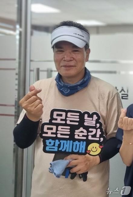 본문 이미지 - 지난 23일 창원시 마산회원구 회성동의 한 단독주택에서 뇌경색으로 쓰러진 90대 독거노인을 구조한 박태성 씨.(창원시 마산회원구 제공. 재판매 및 DB금지)