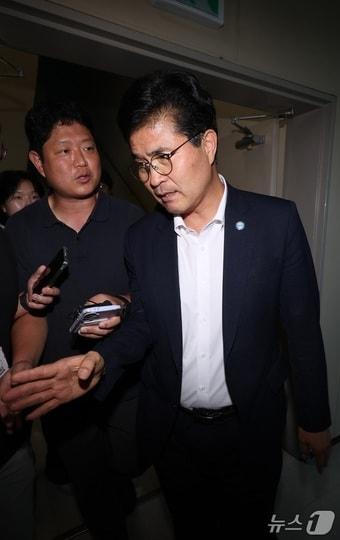 본문 이미지 - 29일 전북경찰청에 출석한 이원택 전북도지사./뉴스1 유경석 기자
