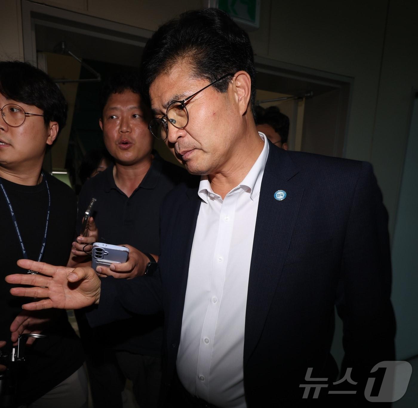 본문 이미지 - 공직선거법 위반 혐의로 고발된 이원택 전북특별자치도지사 29일 전북 전주시 전북경찰청에 피의자 조사를 받기 출석하고 있다. 2026.7.29 ⓒ 뉴스1 유경석 기자