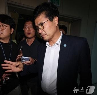 본문 이미지 - 공직선거법 위반 혐의로 고발된 이원택 전북특별자치도지사 29일 전북 전주시 전북경찰청에 피의자 조사를 받기 출석하고 있다. 2026.7.29 ⓒ 뉴스1 유경석 기자