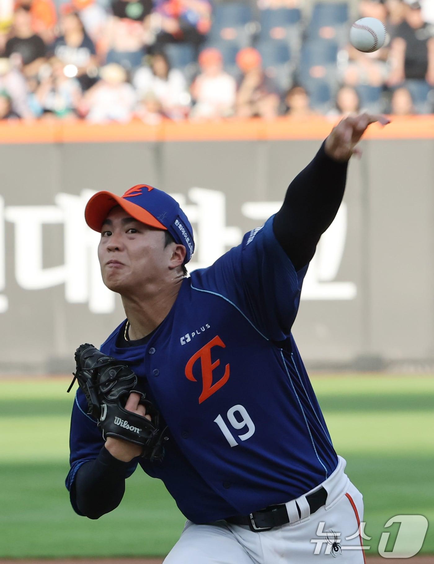 본문 이미지 - 29일 대전 한화생명볼파크에서 열린 2026 신한 SOL KBO리그 롯데 자이언츠와 한화 이글스의 경기에서 한화 선발 왕옌청이 역투하고 있다. 2026.7.29 ⓒ 뉴스1 김기태 기자