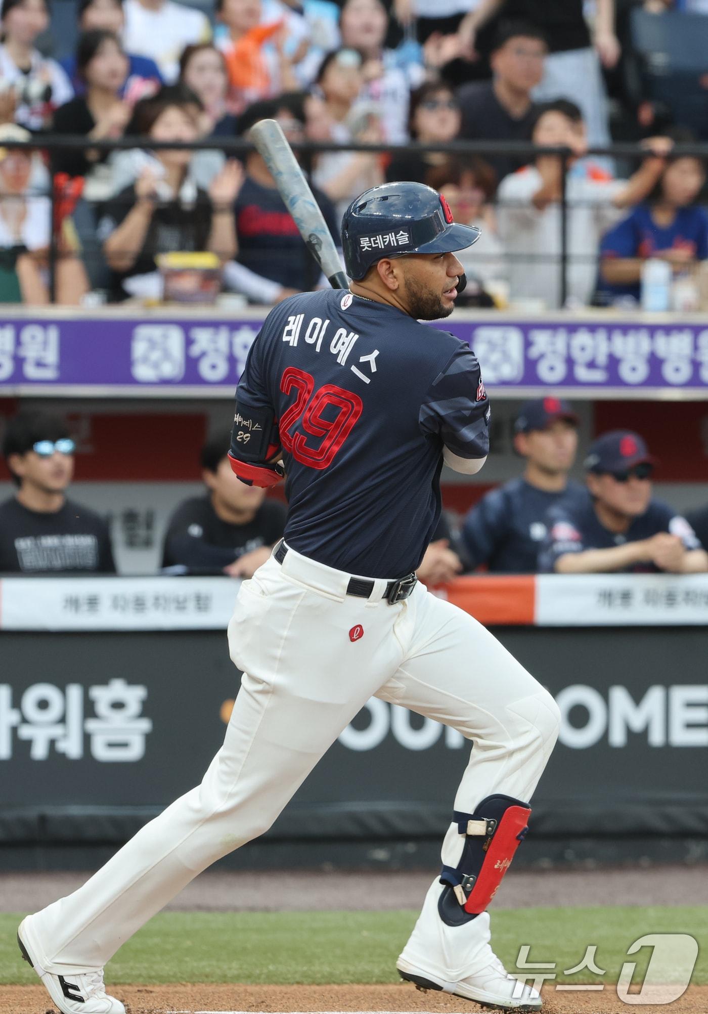 본문 이미지 - 29일 대전 한화생명볼파크에서 열린 2026 신한 SOL KBO리그 롯데 자이언츠와 한화 이글스의 경기에서 1회초 무사 1, 3루 상황 롯데 레이예스가 1타점 병살타를 치고 있다. 2026.7.29 ⓒ 뉴스1 김기태 기자