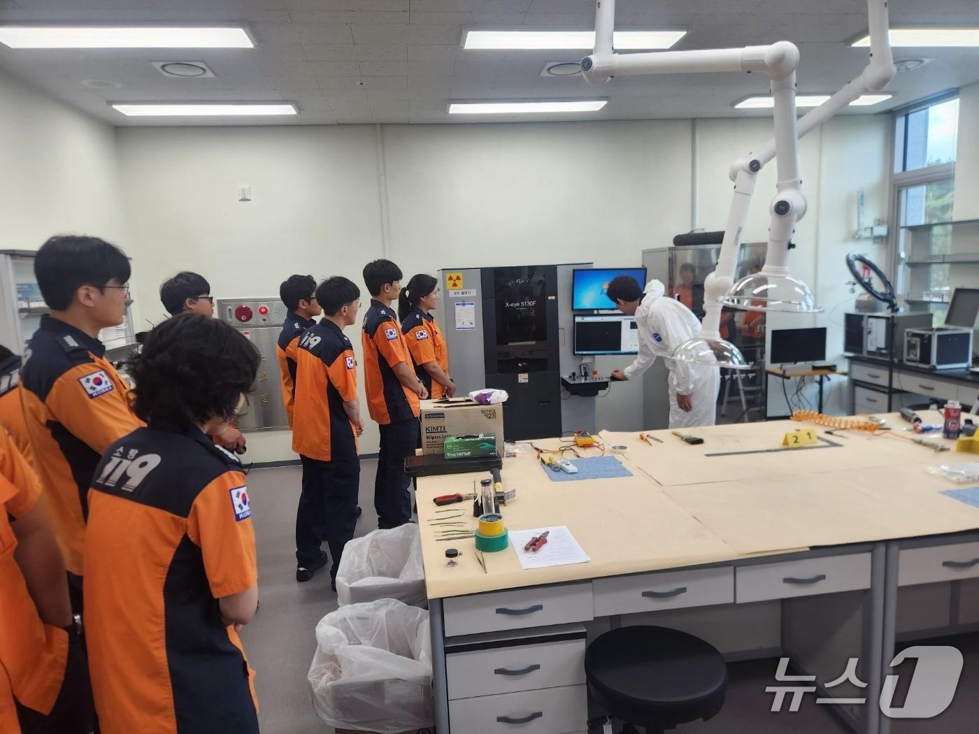 본문 이미지 - 29일 충청소방학교에서 진행된 충남소방본부 신규 화재 조사관 하반기 직무교육 모습. (충남소방본부 제공, 재판매 및 DB금지) / 뉴스1