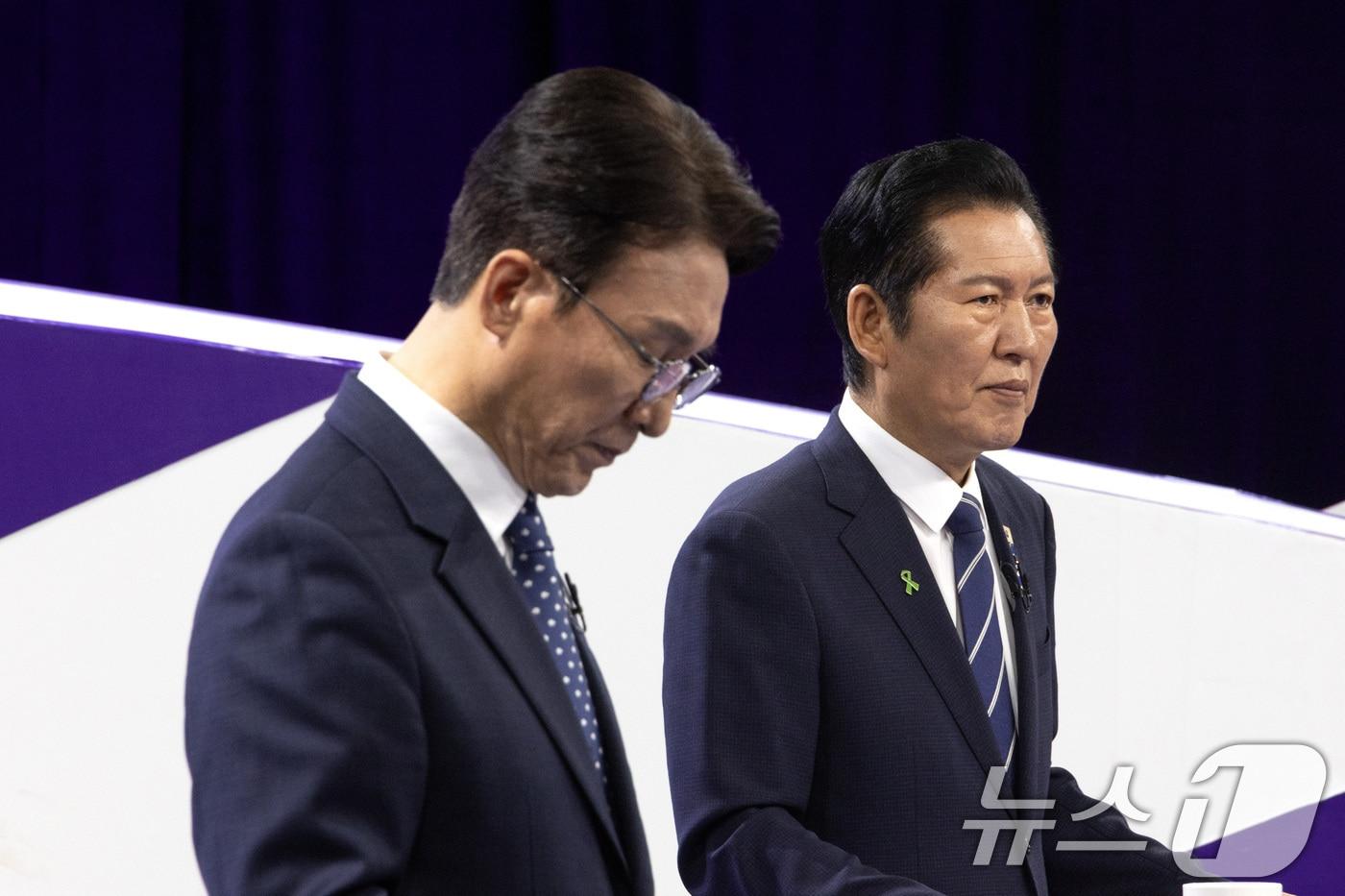 본문 이미지 - 더불어민주당 당권 주자인 김민석, 정청래 의원이 29일 오후 서울 마포구 MBC에서 TV토론회 시작 전 토론 준비를 하고 있다. 2026.7.29 ⓒ 뉴스1 국회사진기자단