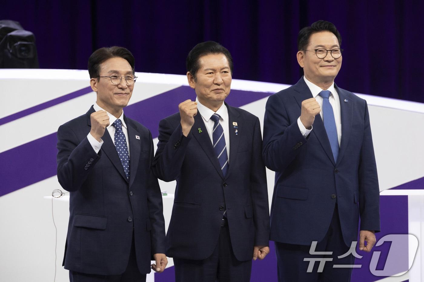 본문 이미지 - 더불어민주당 당권 주자인 김민석(왼쪽부터), 정청래, 송영길 의원이 29일 오후 서울 마포구 MBC에서 TV토론회에서 기념 촬영을 하고 있다. 2026.7.29 ⓒ 뉴스1 국회사진기자단