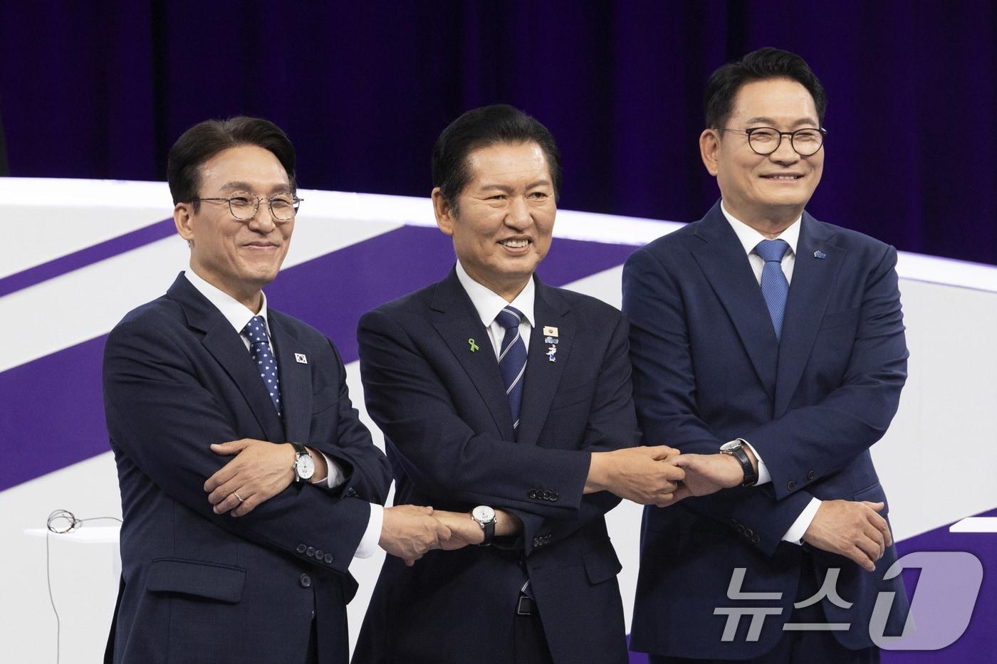 본문 이미지 - 더불어민주당 당권 주자인 김민석(왼쪽부터), 정청래, 송영길 의원이 29일 오후 서울 마포구 MBC에서 TV토론회에서 기념 촬영을 하고 있다. 2026.7.29 ⓒ 뉴스1 국회사진기자단