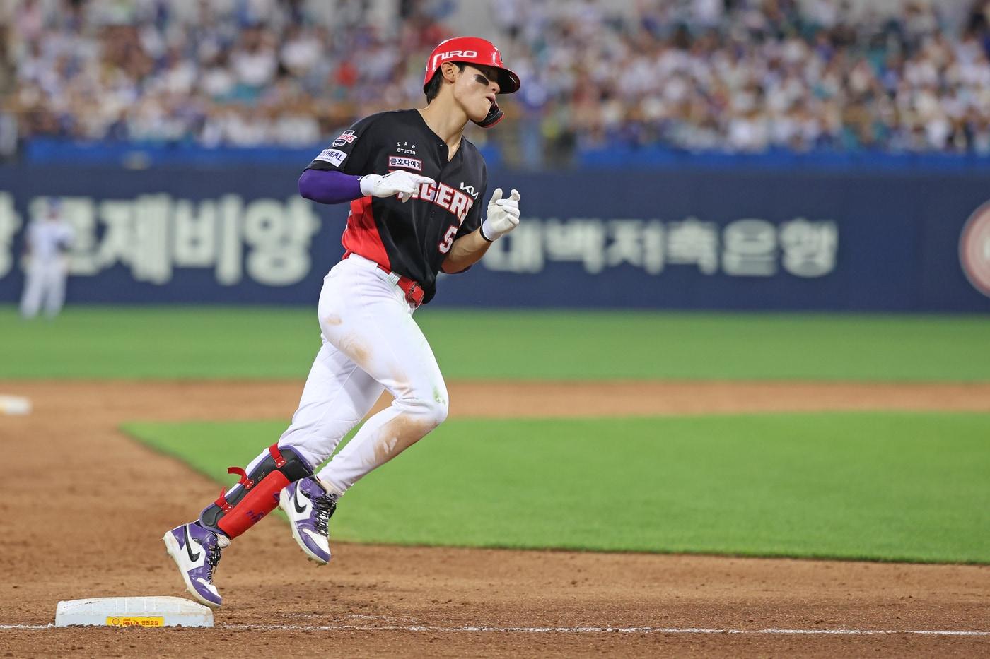 본문 이미지 - KIA 타이거즈 김도영이 29일 열린 KBO리그 대구 삼성 라이온즈전에서 8회초 3점 홈런을 터뜨려 팀의 9-4 승리를 이끌었다. (KIA 타이거즈 제공)