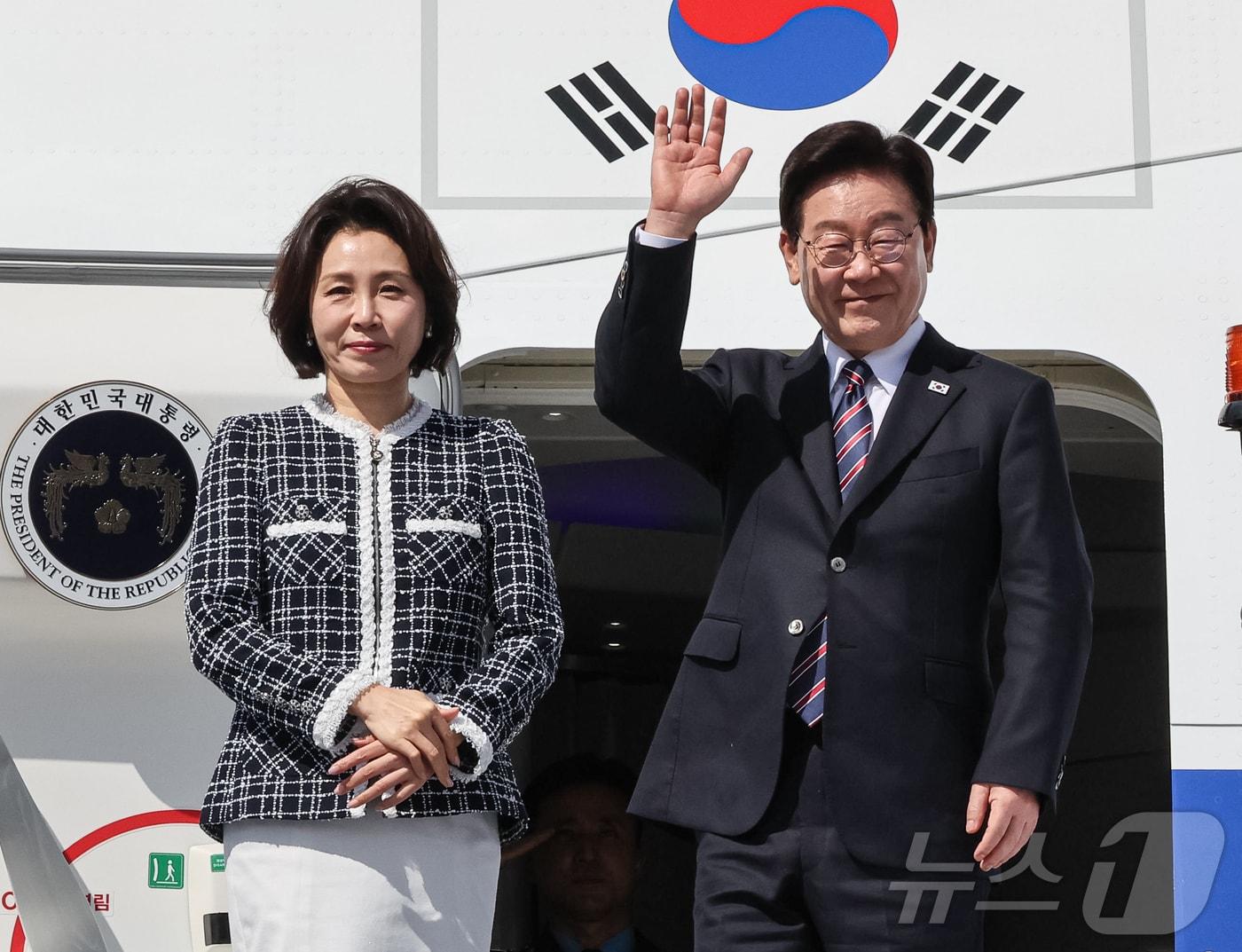 본문 이미지 - 이재명 대통령과 김혜경 여사가 29일(현지시간) 브라질 상파울루 과룰류스 국제공항에 도착해 환송객들에 인사하고 있다. 2026..7.29 ⓒ 뉴스1 허경 기자